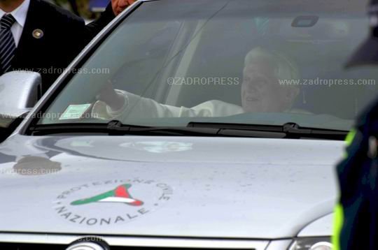papa ad Onna terremoto2009 9